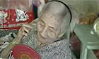 104岁老人每天坚持化妆